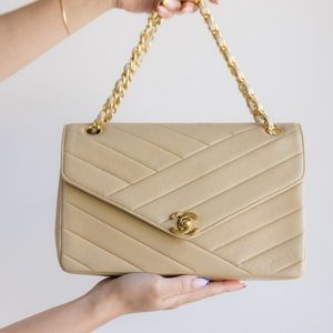 🍒SOLD🍒 • Vintage Chanel Chevron Lambskin Classic Flap